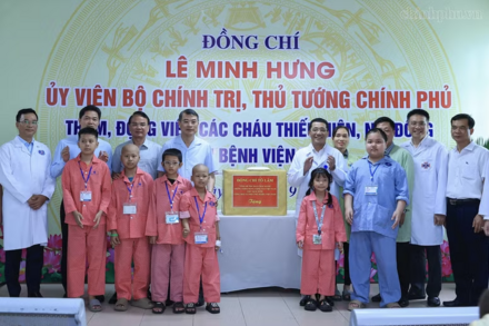 Thủ tướng Lê Minh Hưng trao quà của Tổng Bí thư, Chủ tịch nước Tô Lâm tặng các bệnh nhi ung thư