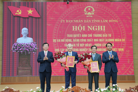 Lâm Đồng trao quyết định đầu tư 2 dự án mở rộng bauxite - nhôm gần 60.000 tỷ đồng