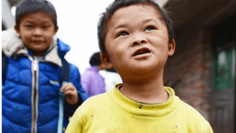 Cậu bé trở thành "cỗ máy kiếm tiền" nhờ giống hệt Jack Ma 6 năm trước: 14 tuổi vẫn không biết chữ, hình ảnh hiện tại quá xót xa