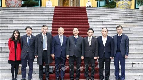 Chủ tịch nước Nguyễn Xuân Phúc tiếp huấn luyện viên Park Hang-seo