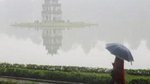 Hà Nội sáng có mưa nhỏ rải rác, trời rét
