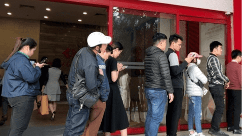 Lãi suất tăng, người dân ồ ạt gửi tiền vào ngân hàng
