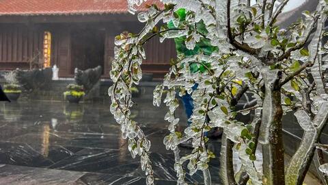 Đỉnh Fansipan xuống dưới 0 độ C, băng giá phủ trắng