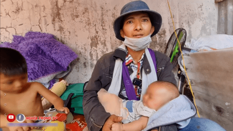 Ông bố dắt 2 con vào nghĩa địa ở, ngày đi bán vé số: Có những lúc không kiếm nổi 5k