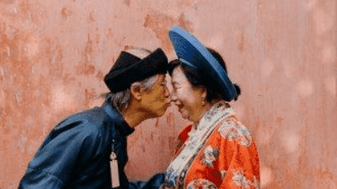 Cặp vợ chồng U80 'tình bể bình' trong bộ ảnh cổ phục ở Hội An
