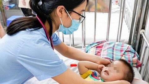 Bệnh viện Nhi Trung ương tiếp nhận gần 1000 ca TAY CHÂN MIỆNG: Cảnh báo 3 triệu chứng sớm báo hiệu bệnh trở nặng, cha mẹ cần lưu ý