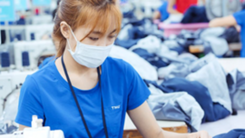 Doanh nghiệp dệt may đầu tiên báo vượt kế hoạch doanh thu, giữ nguyên 18.000 lao động lương trung bình 9,4 triệu đồng/tháng bất chấp làn sóng sa thải trong ngành
