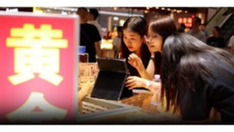 Giá vàng liên tục lên đỉnh, giới trẻ nhịn trà sữa để cóp tiền mua vàng: ‘Hạnh phúc là khi mỗi ngày được nghe tiếng leng keng của sự giàu có!’