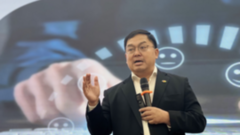 Từ chuyện nhà máy VinFast dùng robot nhiều hơn người, ông Hoàng Nam Tiến chỉ ra viễn cảnh đáng sợ: 1/2 số giáo viên, bác sĩ, kiểm toán... sẽ mất việc