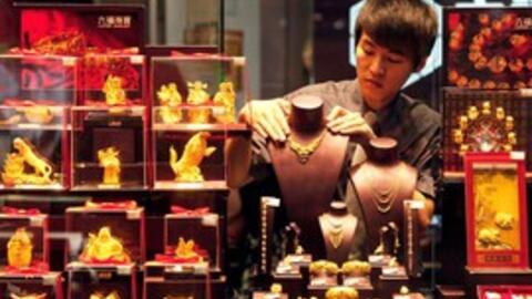 Chiến lược "đào vàng" của giới trẻ xứ Trung: Mua vàng miếng từ ngân hàng, đem ra tiệm kim hoàn đặt làm trang sức, sẵn sàng xếp hàng chờ 12 tiếng chờ chế tác