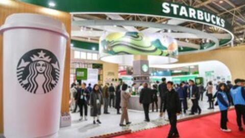 Thế lực nhỏ âm thầm đè bẹp Starbucks tại Trung Quốc: Giá rẻ hơn tới 30%, mỗi năm lại tăng thêm hàng nghìn cửa hàng, chủ yếu bán mang đi và không dùng tiền mặt