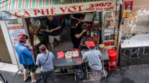 Phóng viên báo New York Times gọi Việt Nam là "gã khổng lồ" cà phê ở Đông Nam Á, quyết tâm rong ruổi khắp TP.HCM tìm ra 7 quán có hương vị tuyệt vời nhất