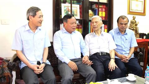 Lãnh đạo TP Hà Nội thăm, tặng quà Trung tướng Đặng Quân Thuỵ