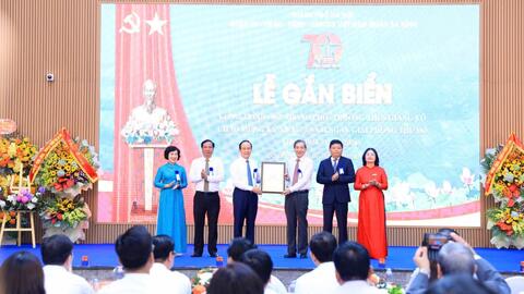Gắn biển 2 công trình chào mừng 70 năm Ngày Giải phóng Thủ đô