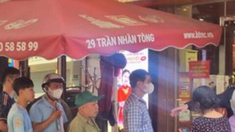 Giá vàng nhẫn tăng, người dân xếp hàng mua khó hơn thời bao cấp
