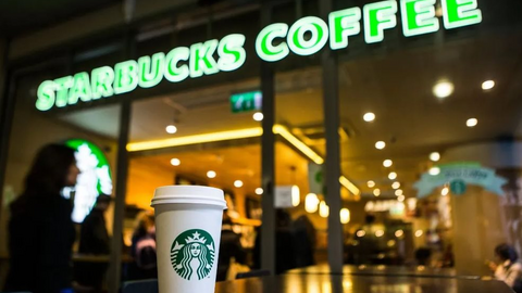 Starbucks chìm vào khủng hoảng: Doanh số giảm 7%, phải hoãn báo cáo kế hoạch cho năm 2025, bí kíp thành công trong đại dịch Covid-19 đang phản tác dụng