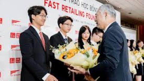 'Công ty mẹ' của UNIQLO trao học bổng toàn phần cho 12 em học sinh THPT