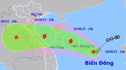 Áp thấp nhiệt đới trên Biển Đông mạnh lên, hướng vào miền Trung