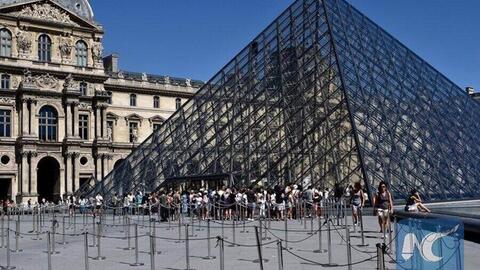 Trộm táo tợn đánh cắp trang sức vô giá ở Bảo tàng Louvre