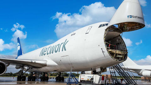 Boeing 747 của Emirates trượt khỏi đường băng ở Hồng Kông và rơi xuống biển