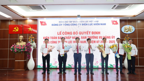 EVNSPC công bố các quyết định kiện toàn công tác cán bộ