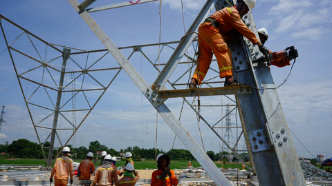 Nghỉ hưu nhưng vẫn tình nguyện ở lại công trường đường dây 500kV