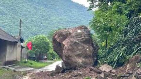 Lập rào chắn cảnh báo vị trí tảng đá nặng hàng tấn lăn xuống đường Hồ Chí Minh nhánh Tây