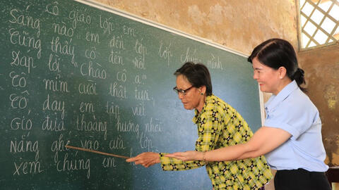 Lớp học xóa mù chữ đặc biệt ở vùng ven biển Cà Mau