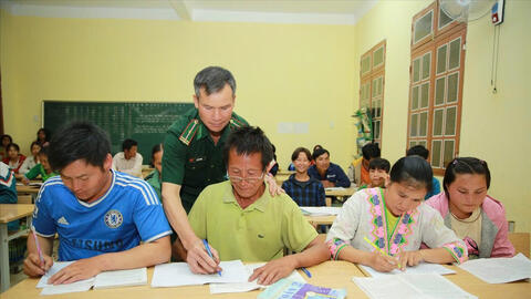 Dấu chân của người thầy quân hàm xanh trên đường biên gió núi