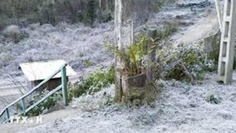 Xuất hiện băng giá, Bộ đội Biên phòng hỗ trợ người dân vùng cao phòng, chống rét