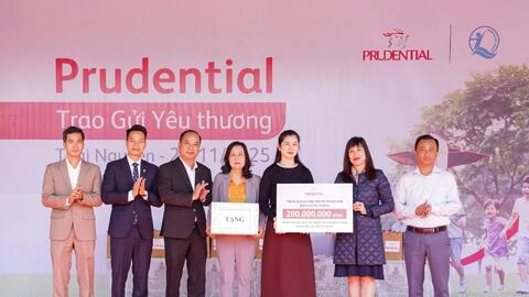 Prudential Việt Nam hỗ trợ gia đình khó khăn tại các tỉnh miền Trung và miền Bắc
