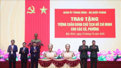 Trao tặng tượng chân dung Chủ tịch Hồ Chí Minh cho 99 xã, phường tỉnh Bắc Ninh
