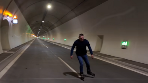 Thủ tướng Slovakia trượt patin qua đường hầm mới dài nhất đất nước