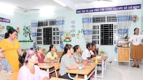 Đằng sau lớp học xóa mù chữ ở làng Chăm