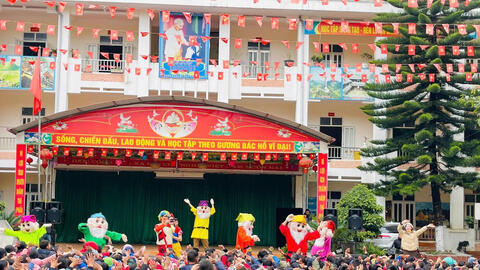 Học sinh vùng cao hào hứng thưởng thức nghệ thuật múa rối truyền thống