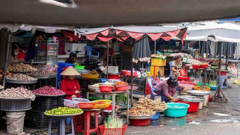 Hàng hóa dồi dào sau Tết, thị trường TPHCM sôi động trở lại