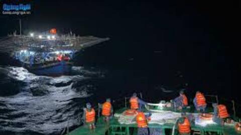 Kịp thời cứu kéo tàu cá Quảng Ngãi cùng 36 ngư dân gặp nạn trên biển