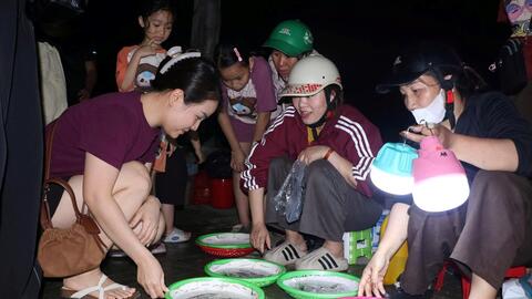 Độc đáo chợ đêm bán con 'nhấp nháy', không cần cân, khách vẫn săn đón