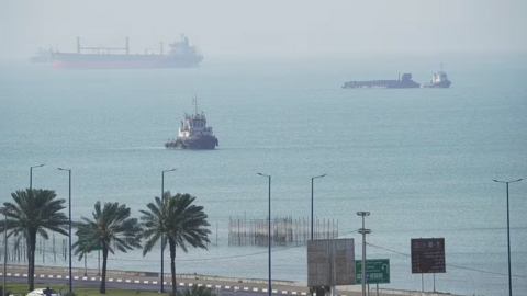 Hai tàu chở hàng bị tấn công gần eo biển Hormuz