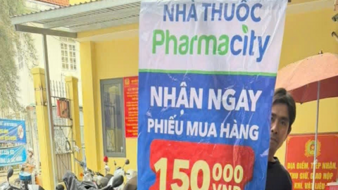 TP. HCM: Công an phường Cát Lái xử lý hai người treo biển quảng cáo Pharmacity trái phép, buộc tháo dỡ trên các tuyến đường