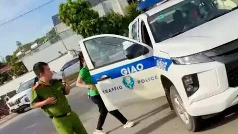 CSGT Gia Lai dùng xe chuyên dụng đến tận nhà động viên, chở nữ sinh đến điểm thi đúng giờ
