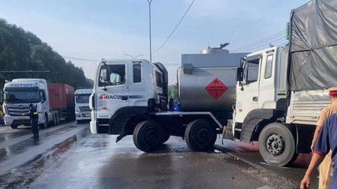 Va chạm xe bồn trên Quốc lộ 51 khiến hóa chất tràn trên đường
