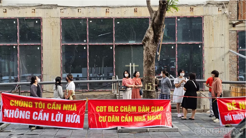 Harmony Square: Sau 7 lần lùi bàn giao, cư dân tiếp tục đội mưa đòi đối thoại