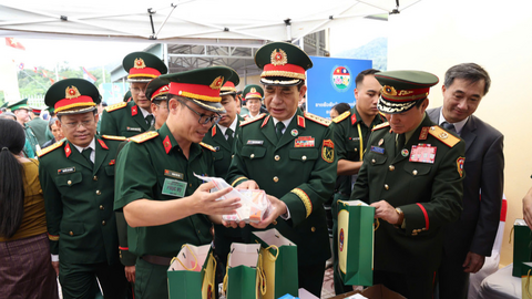 Trao sinh kế, chăm lo sức khỏe cho người dân nơi biên giới Việt - Lào