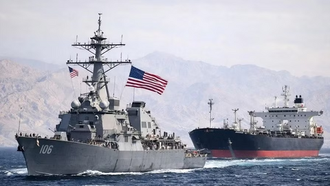 2 chiến hạm Mỹ bất lực nhìn Iran đánh chìm tàu dầu của UAE
