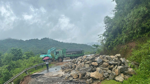 Mưa lũ phức tạp, tuyệt đối không cho người và phương tiện đi qua vị trí sạt lở