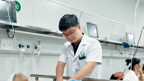 Cấp cứu xuyên đêm các nạn nhân vụ xe khách lao khỏi cao tốc Pháp Vân - Cầu Giẽ