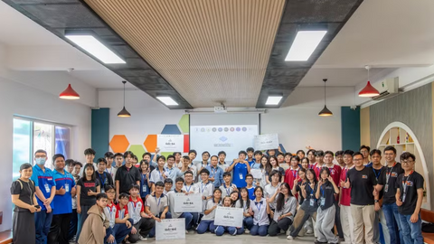 Học sinh thử tài chế tạo robot với sân chơi Micromouse