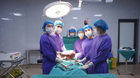 Gia Lai: Cắt bỏ lá lách khổng lồ nặng 3,5kg trong người bệnh nhân U70