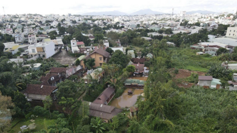 Mưa lớn, hàng chục hộ dân ở Gia Lai khốn khổ vì nước tràn vào nhà